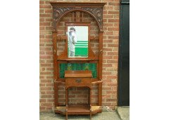 Harris Lebus. An Arts and Crafts oak hallstand - Thumbnail 2