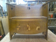 An Arts and Crafts oak settle - Thumbnail 1