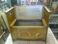 An Arts and Crafts oak settle - Thumbnail 3