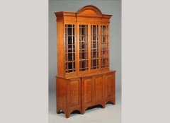 Howard and Sons. An exquisite and fine quality (1/4 sawn) oak breakfront bookcase - Thumbnail 1