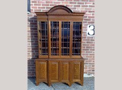 Howard and Sons. An exquisite and fine quality (1/4 sawn) oak breakfront bookcase - Thumbnail 2