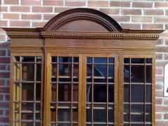 Howard and Sons. An exquisite and fine quality (1/4 sawn) oak breakfront bookcase - Thumbnail 7