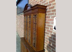 Howard and Sons. An exquisite and fine quality (1/4 sawn) oak breakfront bookcase - Thumbnail 11