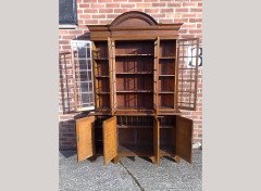 Howard and Sons. An exquisite and fine quality (1/4 sawn) oak breakfront bookcase - Thumbnail 18