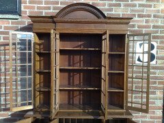 Howard and Sons. An exquisite and fine quality (1/4 sawn) oak breakfront bookcase - Thumbnail 19