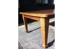A good quality twelve seater Arts and Crafts extending oak dining table with two extra leaves. - Thumbnail 4