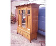 Harris Lebus. An Arts and Crafts oak treble wardrobe in the Glasgow Style - Thumbnail 2
