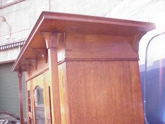 Harris Lebus. An Arts and Crafts oak treble wardrobe in the Glasgow Style - Thumbnail 3