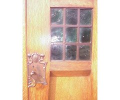 Harris Lebus. An Arts and Crafts oak treble wardrobe in the Glasgow Style - Thumbnail 4
