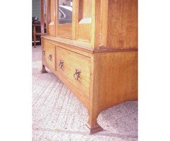 Harris Lebus. An Arts and Crafts oak treble wardrobe in the Glasgow Style - Thumbnail 5