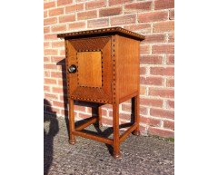 Waring and Gillow. An Arts and Crafts oak bedside cabinet in the style of M H Baillie Scott - Thumbnail 2