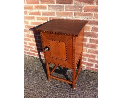 Waring and Gillow. An Arts and Crafts oak bedside cabinet in the style of M H Baillie Scott - Thumbnail 3