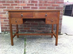 Wylie & Lochhead, attributed. A Good Quality Arts & Crafts Oak Four-drawer Kneehole Desk - Thumbnail 1
