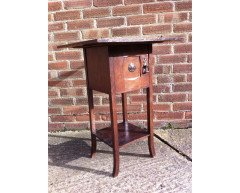 An Arts and Crafts oak bedside cabinet in the Glasgow style - Thumbnail 2