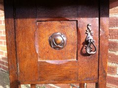 An Arts and Crafts oak bedside cabinet in the Glasgow style - Thumbnail 4