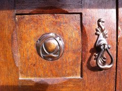 An Arts and Crafts oak bedside cabinet in the Glasgow style - Thumbnail 5