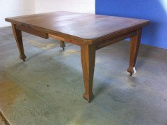 A good Arts and Crafts 1/4 sawn oak extending dining table - Thumbnail 1