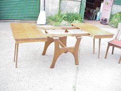 A French Arts and Crafts oak extending dining table - Thumbnail 4