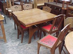 A French Arts and Crafts oak extending dining table - Thumbnail 6