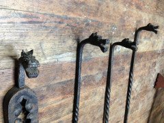 A good set of four Arts and Crafts hand made fire utensils with dogs heads - Thumbnail 2