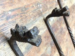 A good set of four Arts and Crafts hand made fire utensils with dogs heads - Thumbnail 3