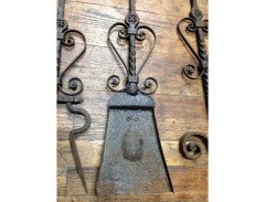 A good set of four Arts and Crafts hand made fire utensils with dogs heads - Thumbnail 8
