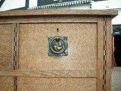 An Arts and Crafts oak inlaid chest of drawers - Thumbnail 3
