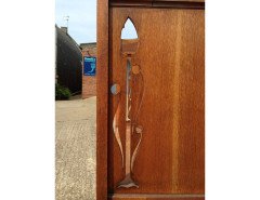 An impressive Arts and Crafts oak dressing table with pewter and ebony stylised floral inlays. - Thumbnail 4