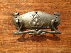 An impressive Arts and Crafts oak dressing table with pewter and ebony stylised floral inlays. - Thumbnail 10