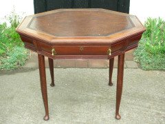 Henry Vandevelde (style of). A well designed octagonal continental Library table - Thumbnail 1