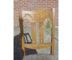 A Set of Four Good Quality Oak Arts and Crafts Dining Chairs with Stylised Floral Cut-outs. - Thumbnail 3
