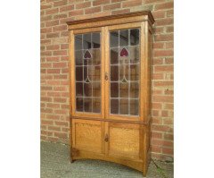 An Arts and Crafts oak bookcase - Thumbnail 1