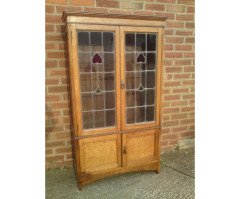 An Arts and Crafts oak bookcase - Thumbnail 2