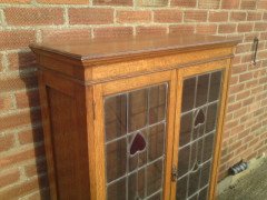 An Arts and Crafts oak bookcase - Thumbnail 3