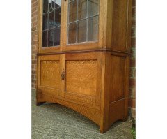 An Arts and Crafts oak bookcase - Thumbnail 5