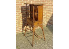 Liberty and Co. A rare Arts and Crafts oak bureau with Moorish details - Thumbnail 2