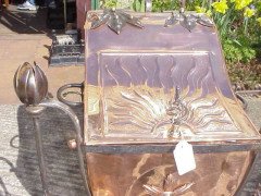 An Arts and Crafts copper and wrought iron coal bucket - Thumbnail 4
