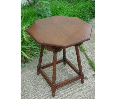 John Henry Chamberlain (attributed) for Pluknett and Steevens. A Gothic Revival side table - Thumbnail 3