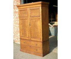 Lambs of Manchester. A compactum style wardrobe with castellated cornice - Thumbnail 2