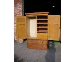 Lambs of Manchester. A compactum style wardrobe with castellated cornice - Thumbnail 5