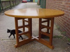 Heals of London. A good quality circular oak dining table - Thumbnail 2