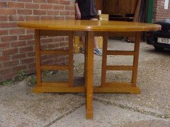 Heals of London. A good quality circular oak dining table - Thumbnail 3