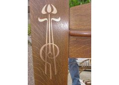 Liberty and Co (attributed). A large Arts and Crafts oak overmantle/mirror - Thumbnail 2