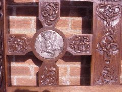 A Celtic Arts and Crafts carved oak settle with carved dragons to the tops - Thumbnail 13