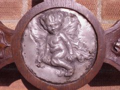 A Celtic Arts and Crafts carved oak settle with carved dragons to the tops - Thumbnail 14