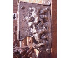 A Celtic Arts and Crafts carved oak settle with carved dragons to the tops - Thumbnail 20