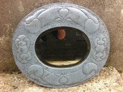 An Arts and Crafts pewter mirror with decorative heart and abstract line details - Thumbnail 3