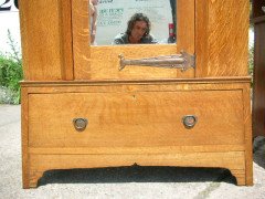 Harris Lebus. An Arts and Crafts oak bedroom pair - Thumbnail 6