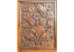 Arthur Simpson. An Arts Crafts mirror with shaped top, the central bevelled mirror, flanked by stylised carved floral details. - Thumbnail 3