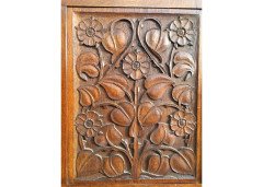 Arthur Simpson. An Arts Crafts mirror with shaped top, the central bevelled mirror, flanked by stylised carved floral details. - Thumbnail 4